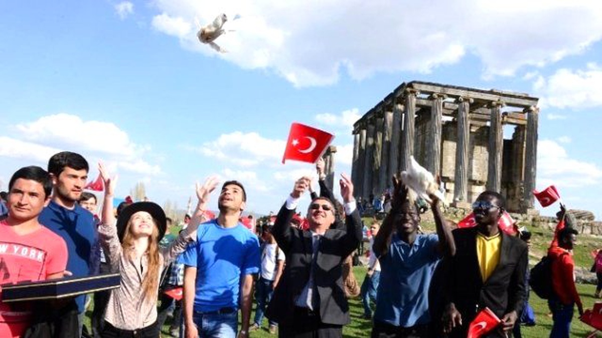 137 Ülkeden 200 Öğrenci Aizonai\'de \'Barış Güvercini\' Uçurdu