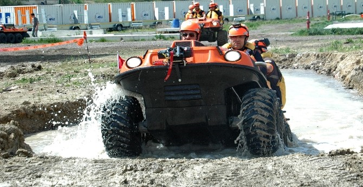 8x8 Amfibik Arama Kurtarma Araçlarının Tanıtım Tatbikatı Nefes Kesti