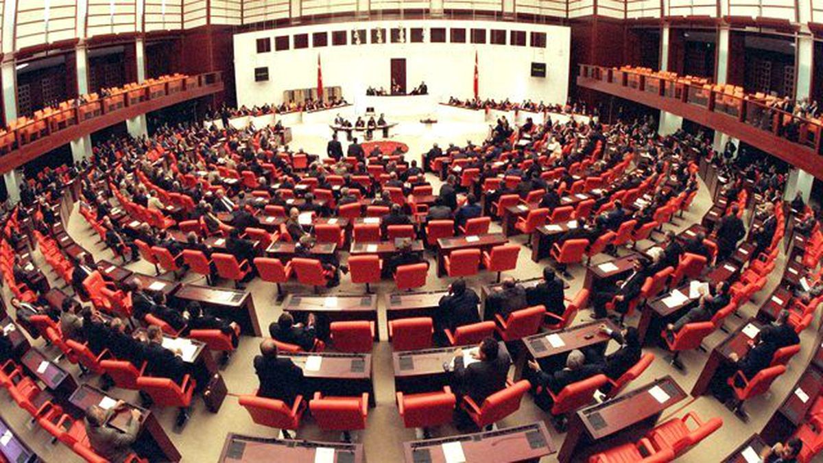 AK Parti Dokunulmazlıkların Kaldırılması İçin Meclis'te İmza Toplamaya Başladı