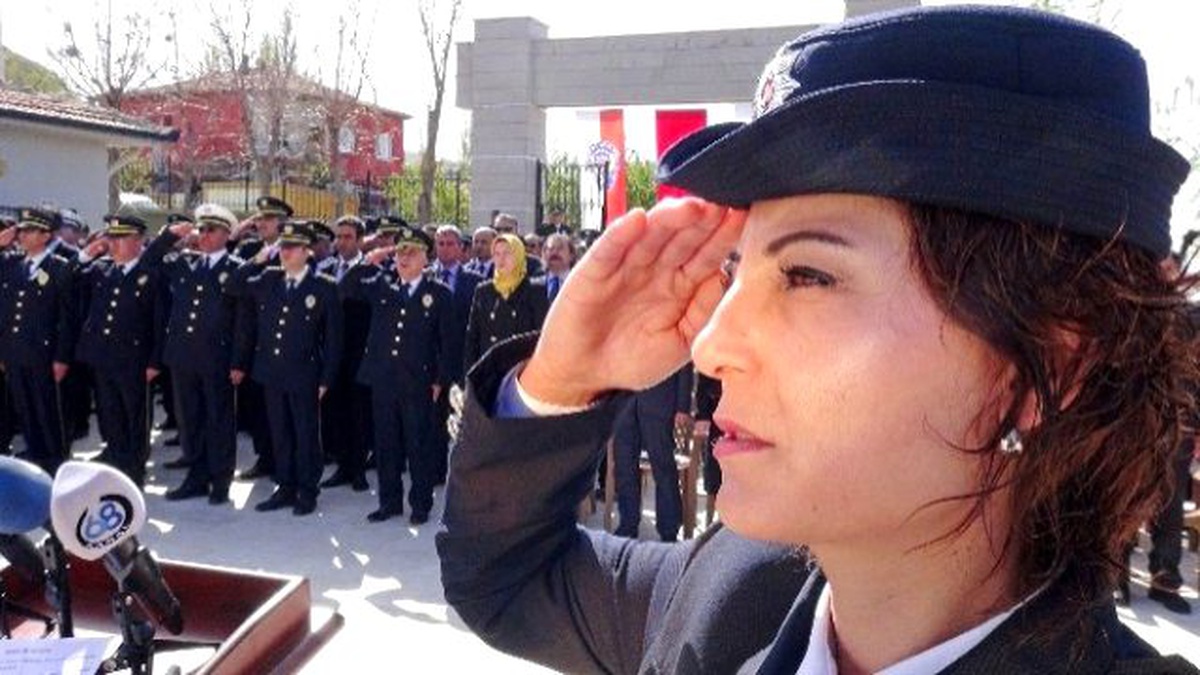 Aksaray\'da Şehit Polislerin Mezarına Karanfil Bırakıldı