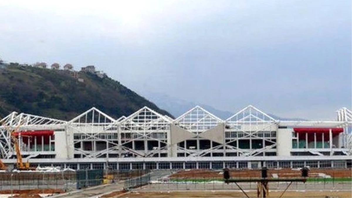 Akyazı Stadı'nda Çalışan İşçi, İskeleden Düştü