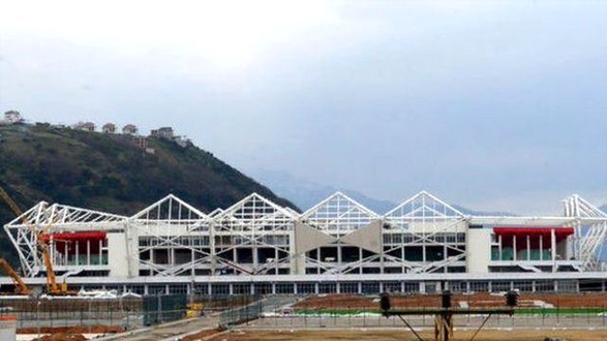 Akyazı Stadı\'ndan İşçi İskeleden Düştü!
