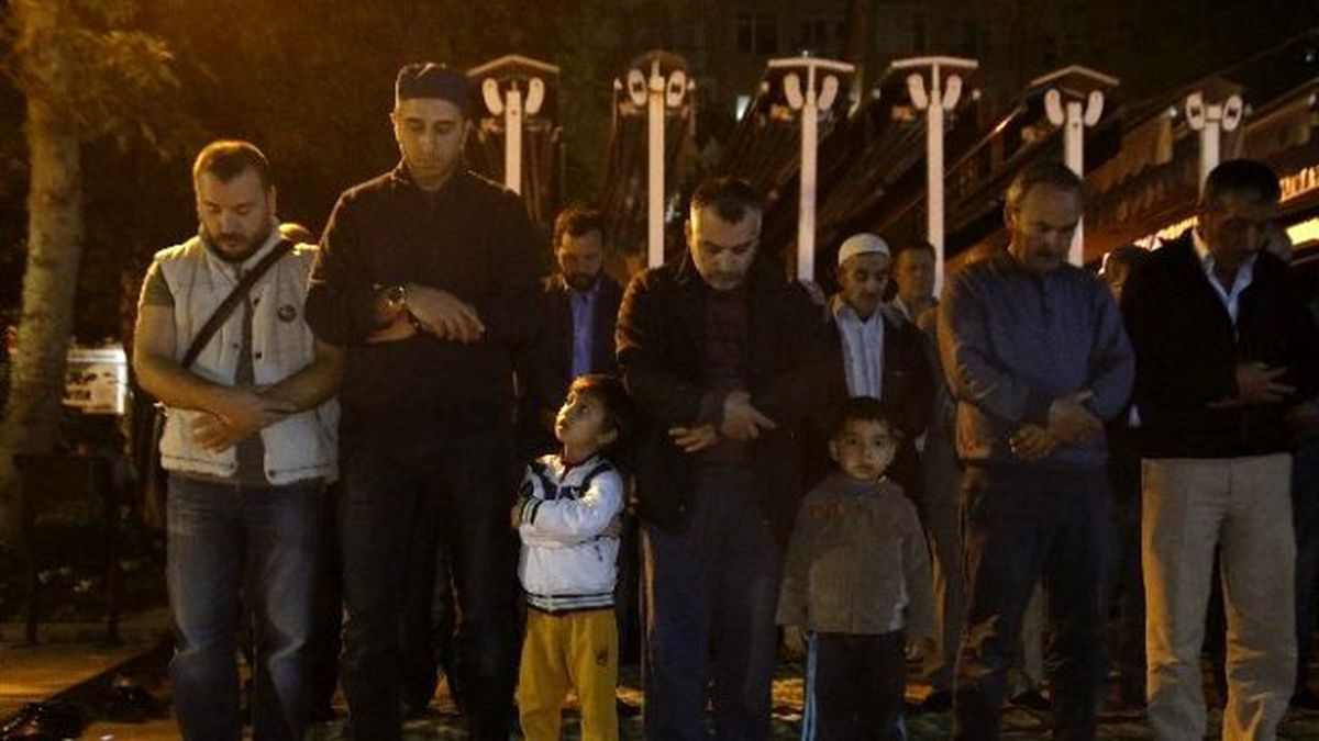 Antalya Regaip Kandili\'nde Camilere Sığmadı