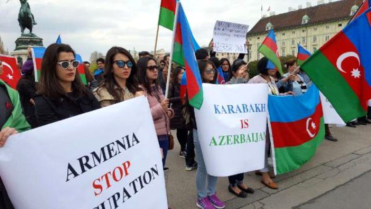 Azeriler Agit\'i Protesto Ettiler