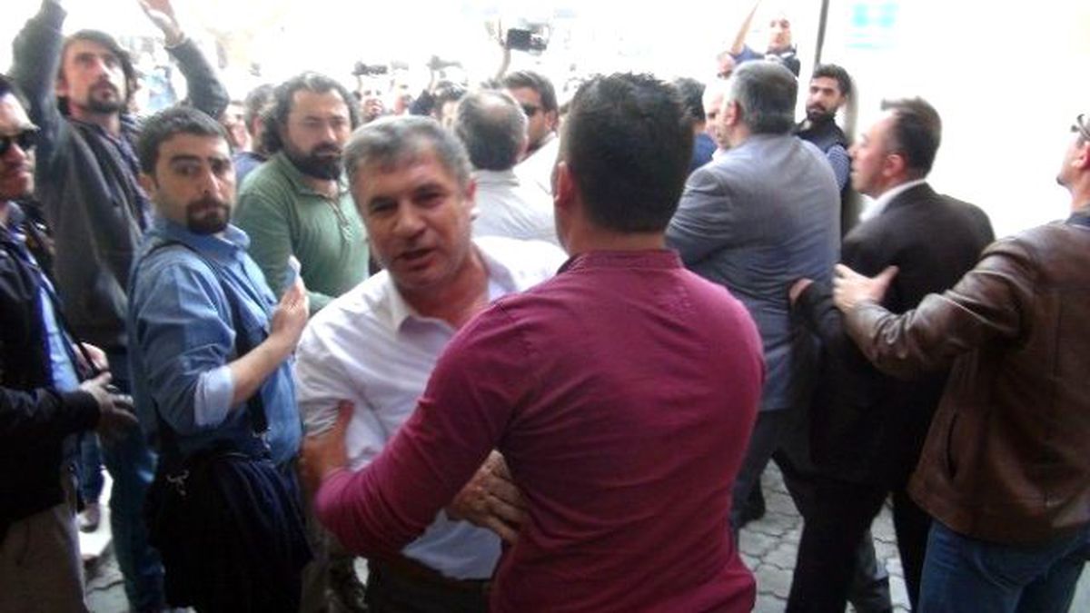 Batman\'da AK Parti ve CHP\'liler Arasında Çelenk Gerginliği
