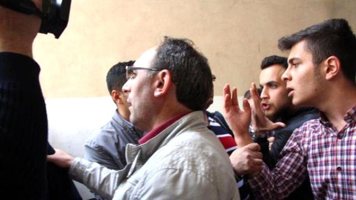 Batman'da Ak Partili Kadınlar CHP İl Başkanlığı'na Siyah Çelenk Bıraktı