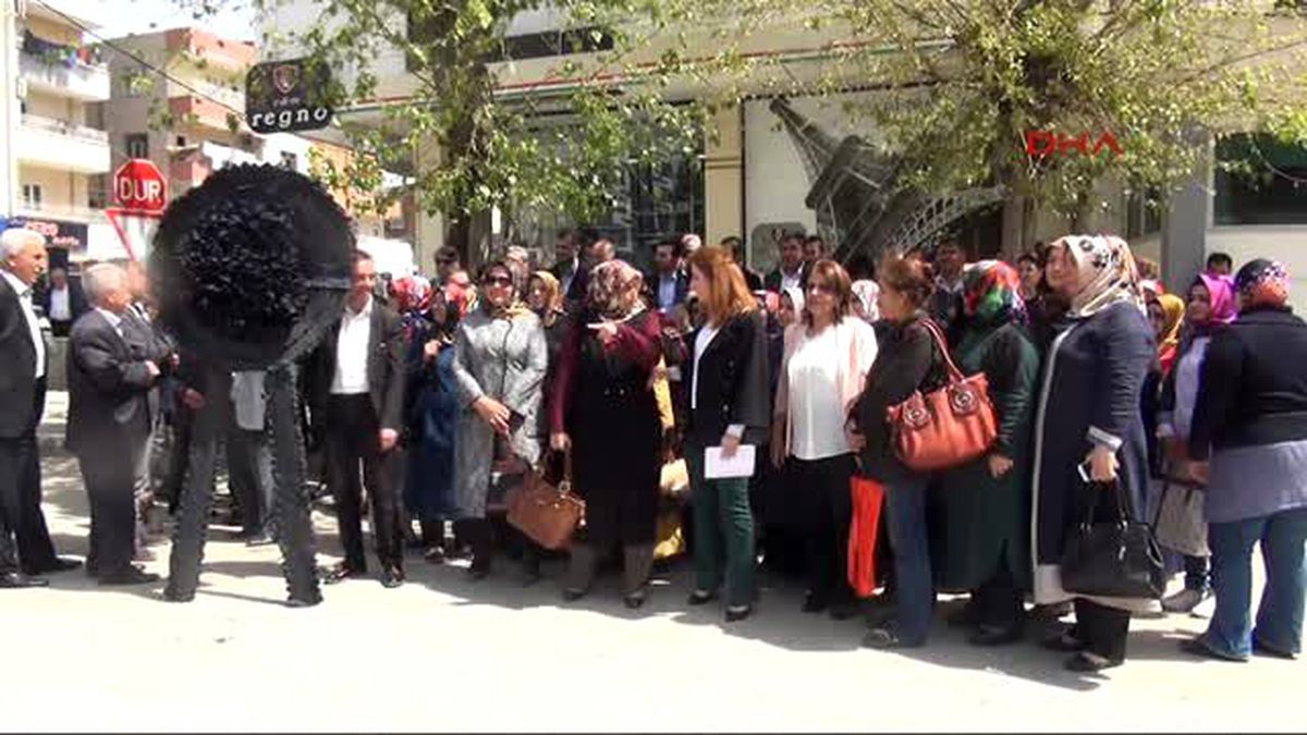 Batman\'da Ak Partili Kadınlar CHP İl Başkanlığı\'na Siyah Çelenk Bıraktı
