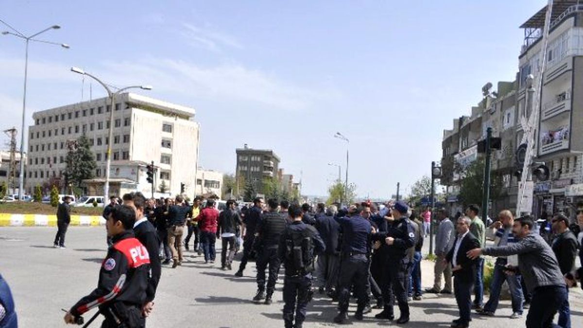 Batman'da İki Aile Arasında Kavga: 1'i Polis, 11 Yaralı