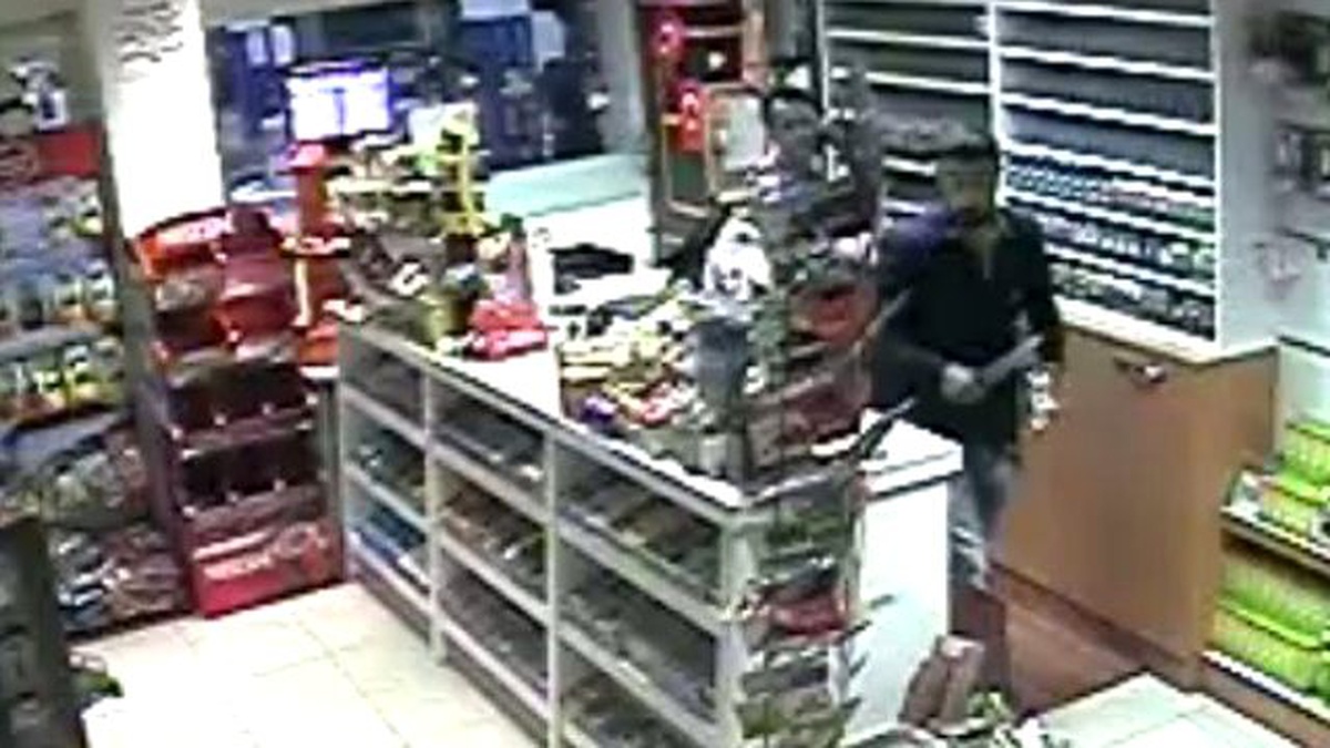 Benzin İstasyonundaki Bıçaklı Soygun Kameraya Böyle Yansıdı