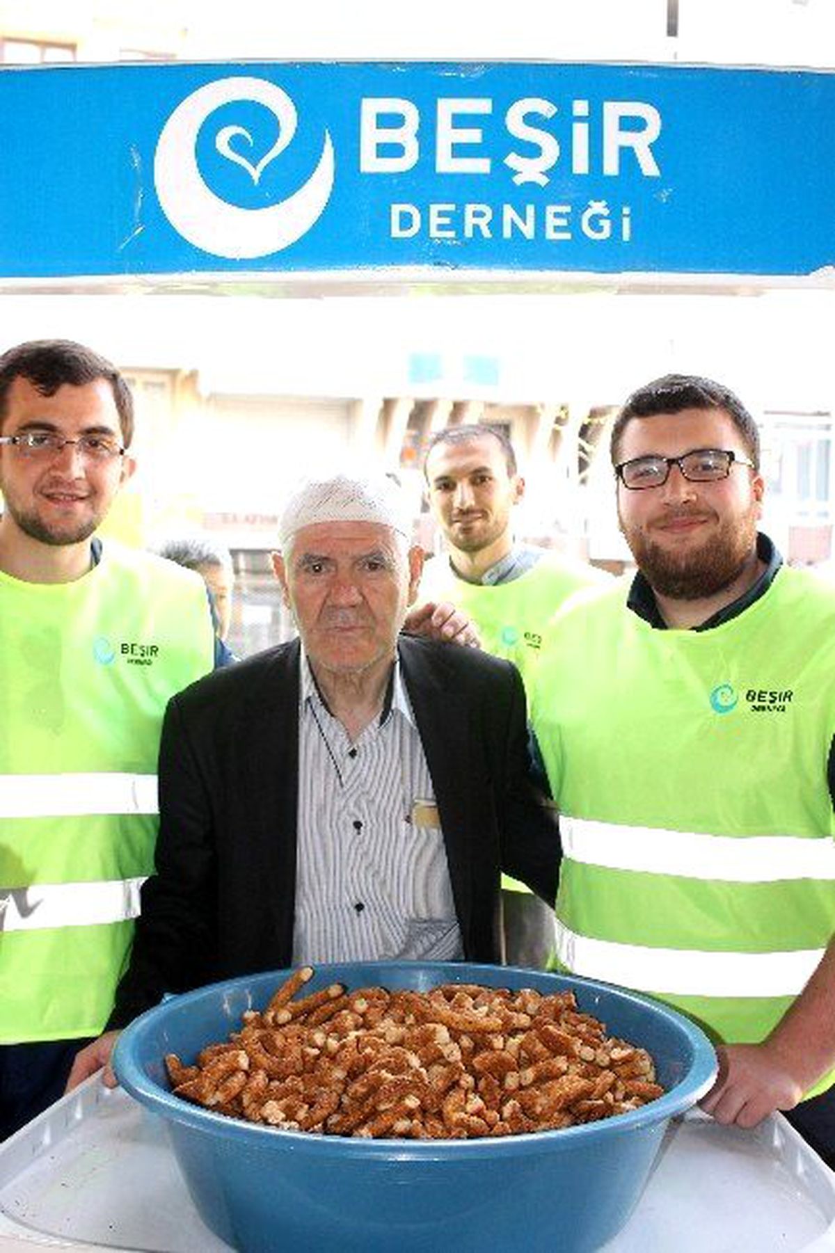 Beşir Derneği Afyonkarahisar Şubesi Kandil Simidi Dağıttı