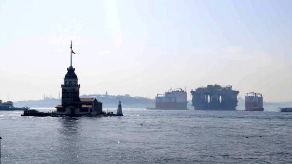 Boğazdan Dev Gemi Geçti