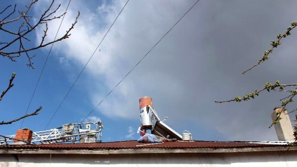 Çatıda Boya Yaparken Elektrik Akımına Kapılıp Öldü