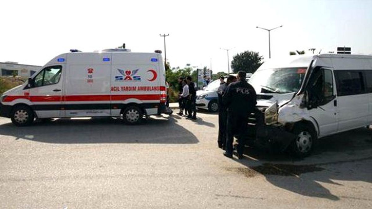Çevik Kuvvet Minibüsü Kamyonla Çarpıştı