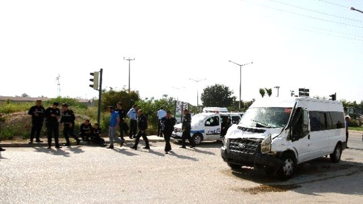 Çevik Kuvvet Minibüsüne Kamyon Çarptı: 7 Yaralı
