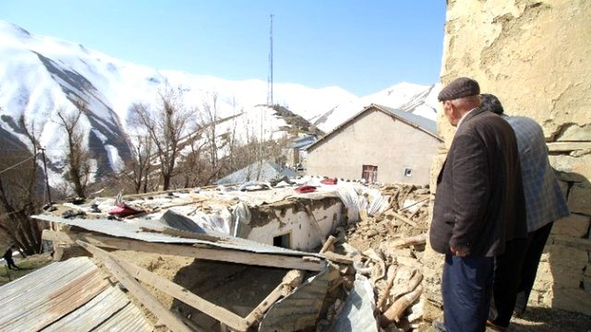 Çöken Evin Altında Can Veren 4 Kişi Toprağa Verildi
