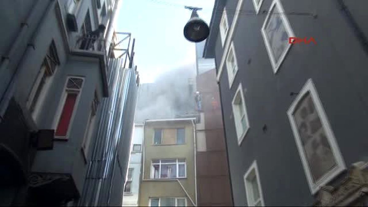 Emek Sineması\'nda Yangın Paniği