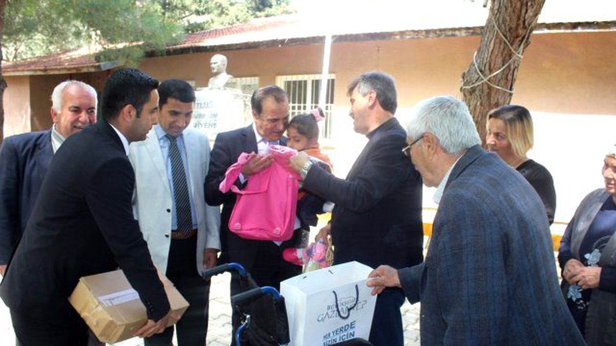 Engelli Minik Öğrenciye Tekerlekli Sandalye Desteği