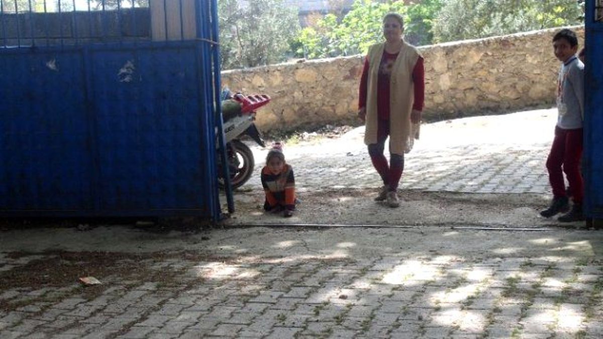 Engelli Minik Öğrenciye Tekerlekli Sandalye Desteği