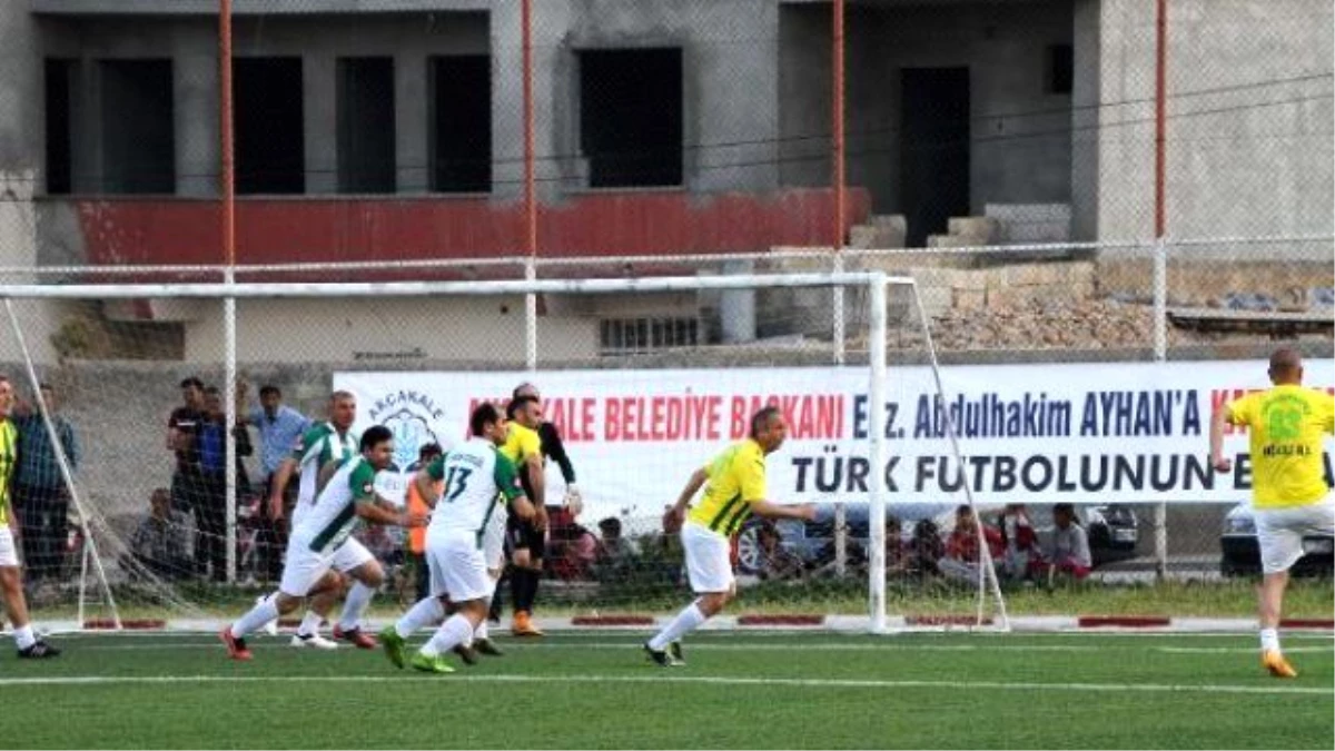 Eski Futbolcular Suriye Sınırındaki Akçakale\'de Gösteri Maçı Yaptı