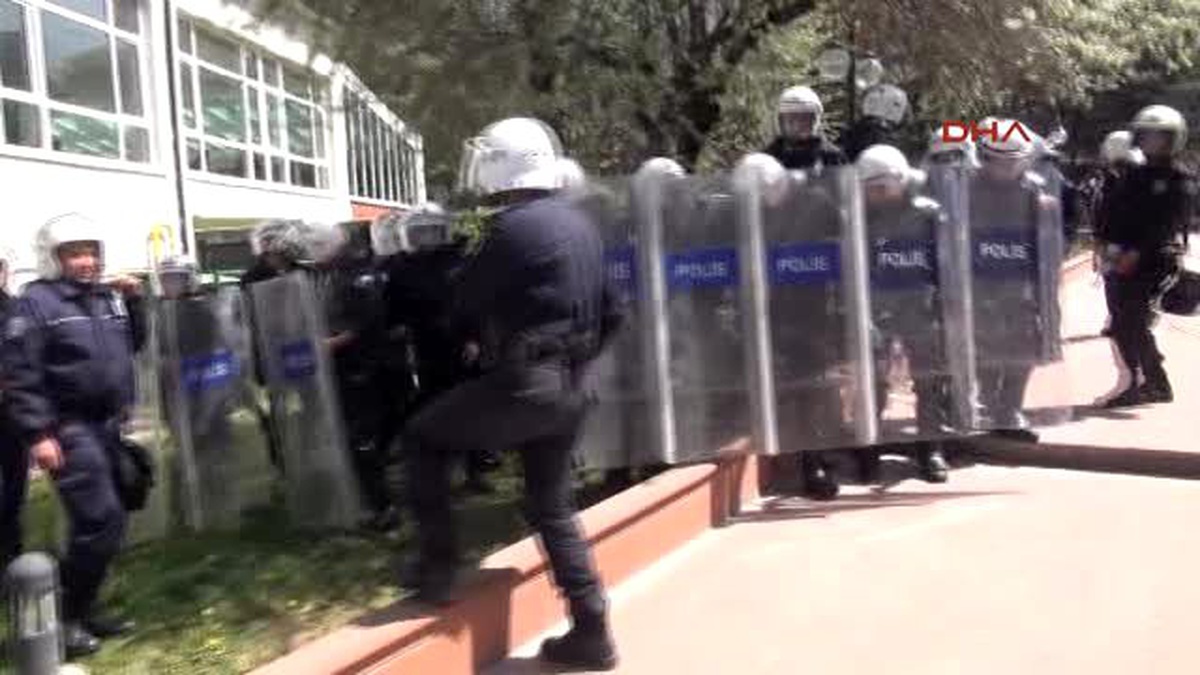 Eskişehir Öğrenciler \'Slogan Atmadan Yürüyoruz\' Sloganlarıyla Rektörlüğe Yürüdü