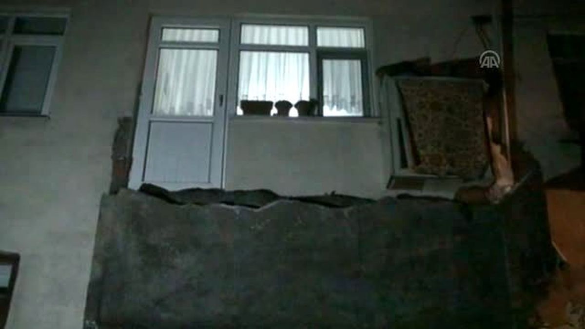 Evin Balkonu Çöktü: 3 Yaralı