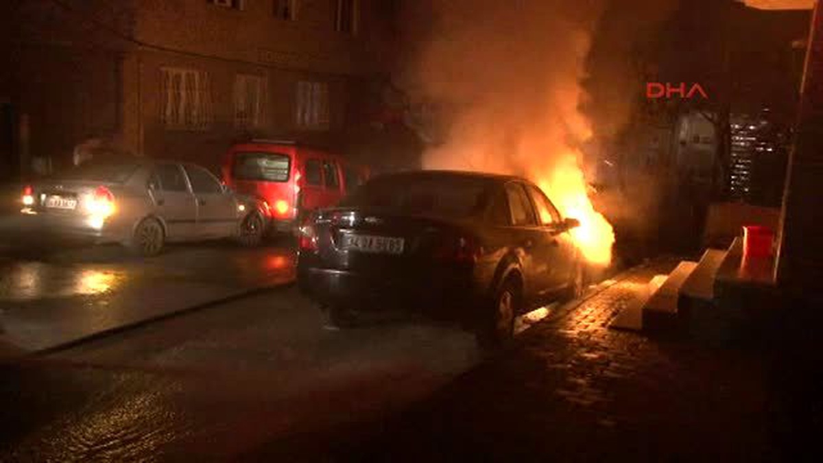 Gaziosmanpaşa ve Sultangazi\'de 18 Aracı Ateşe Verdiler
