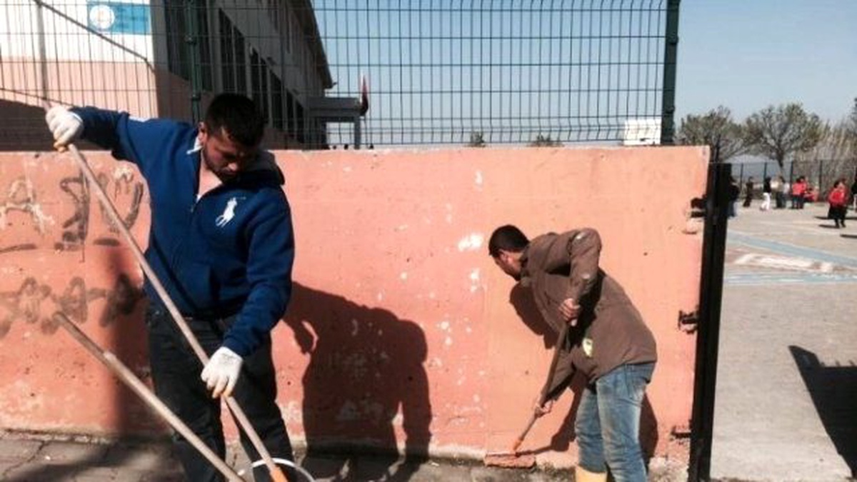 Genç Romanlar Okullarına Sahip Çıktı
