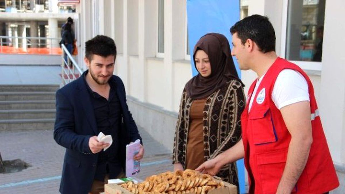 Gençlik Merkezi Kandil Simidi Dağıttı