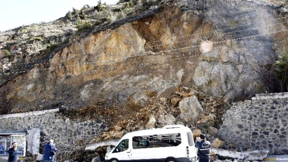 Gümüşhane\'de Kayalar Park Halindeki Aracın Üzerine Düştü