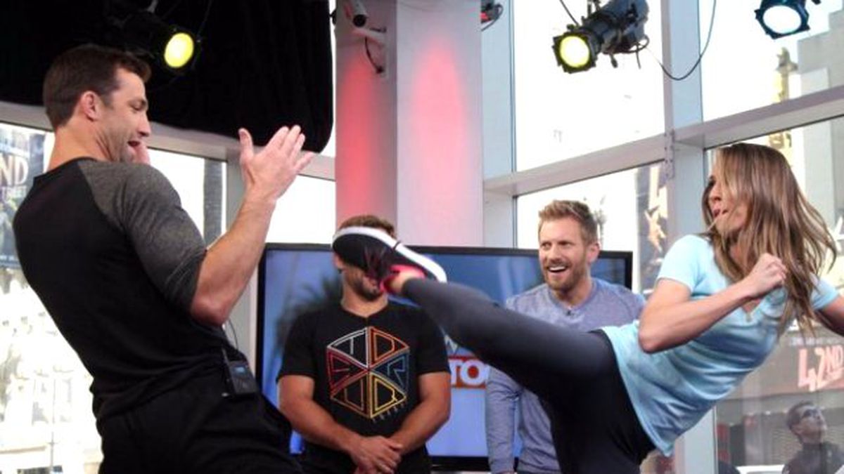 Güzel Sunucuya Dövüş Dersi!