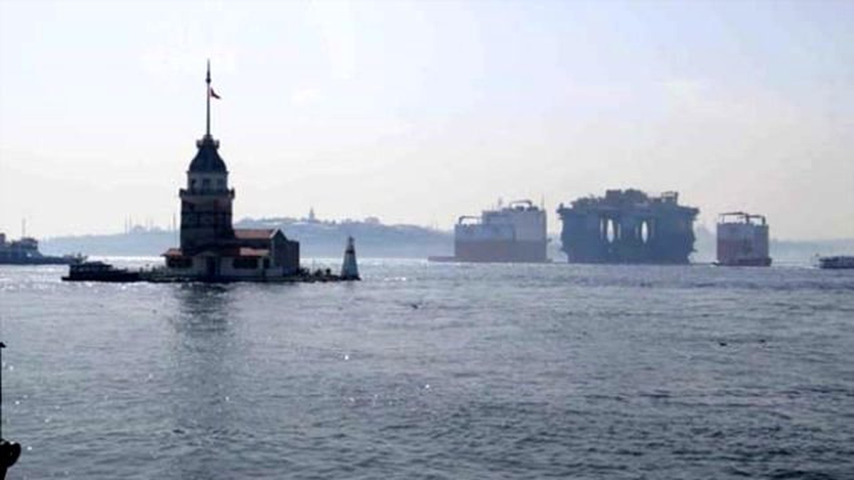 İstanbul Boğazı\'nda Şaşırtan Görüntü