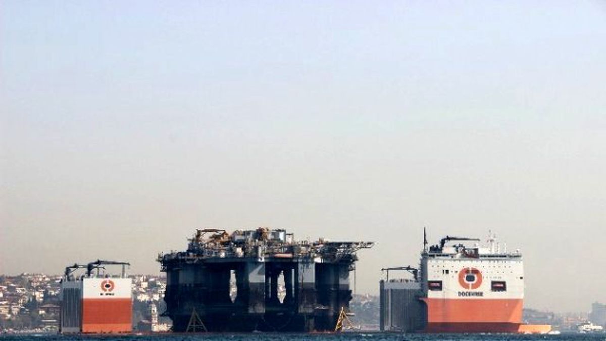 İstanbul Boğazı\'ndan Dev Platform Geçti