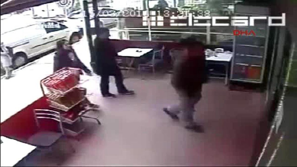İzmir Börekle Kandırdıkları Yaşlı Adamın Evinde Silahlı Gasp