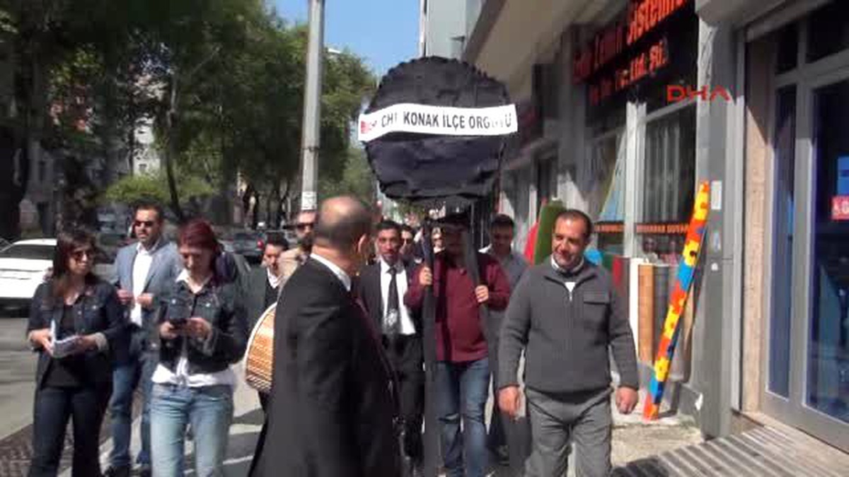 İzmir CHP\'den Aile ve Sosyal Politikalar İl Müdürlüğü\'ne Siyah Çelenk
