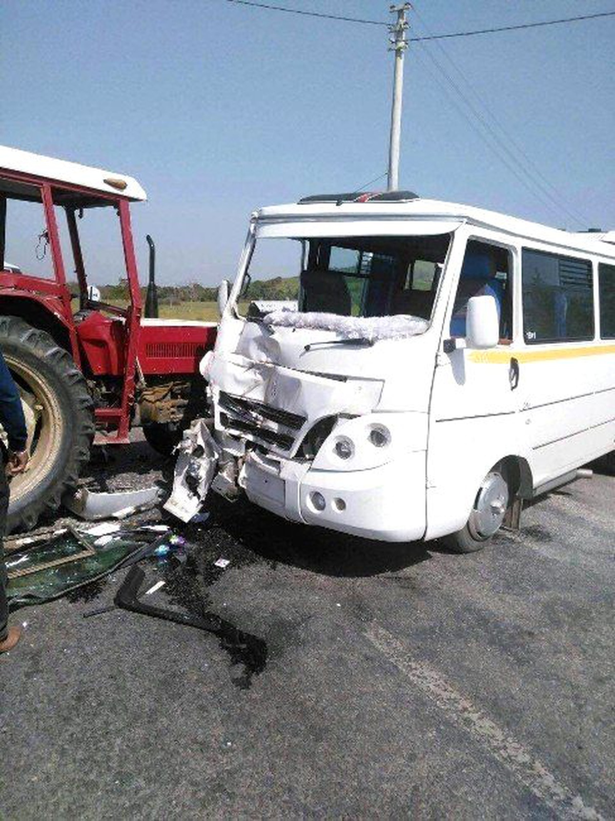 İzmir\'de Faciadan Dönüldü: 21\'i Öğrenci 24 Yaralı