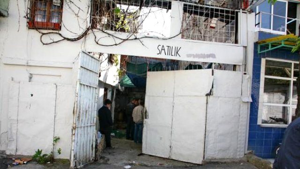 İzmir\'de Korkunç Görüntü! 10 Atı Kestiler, Kahvaltıyı Bırakıp Kaçtılar