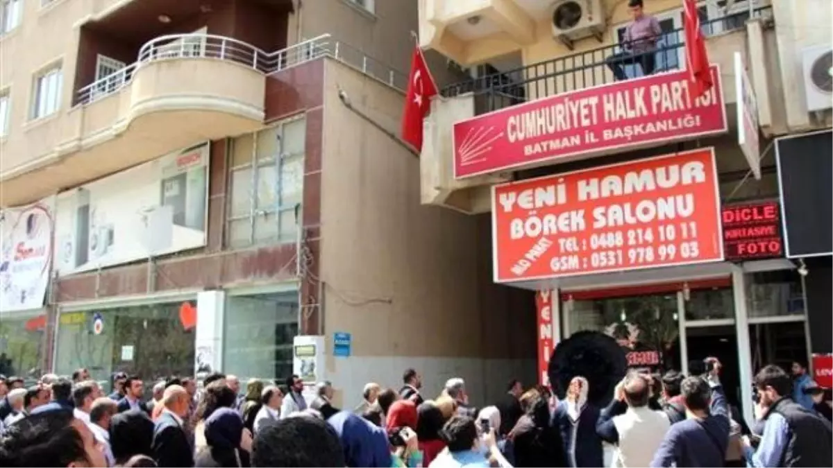 İzmir ve Batman\'da Çelenk Gerginliği