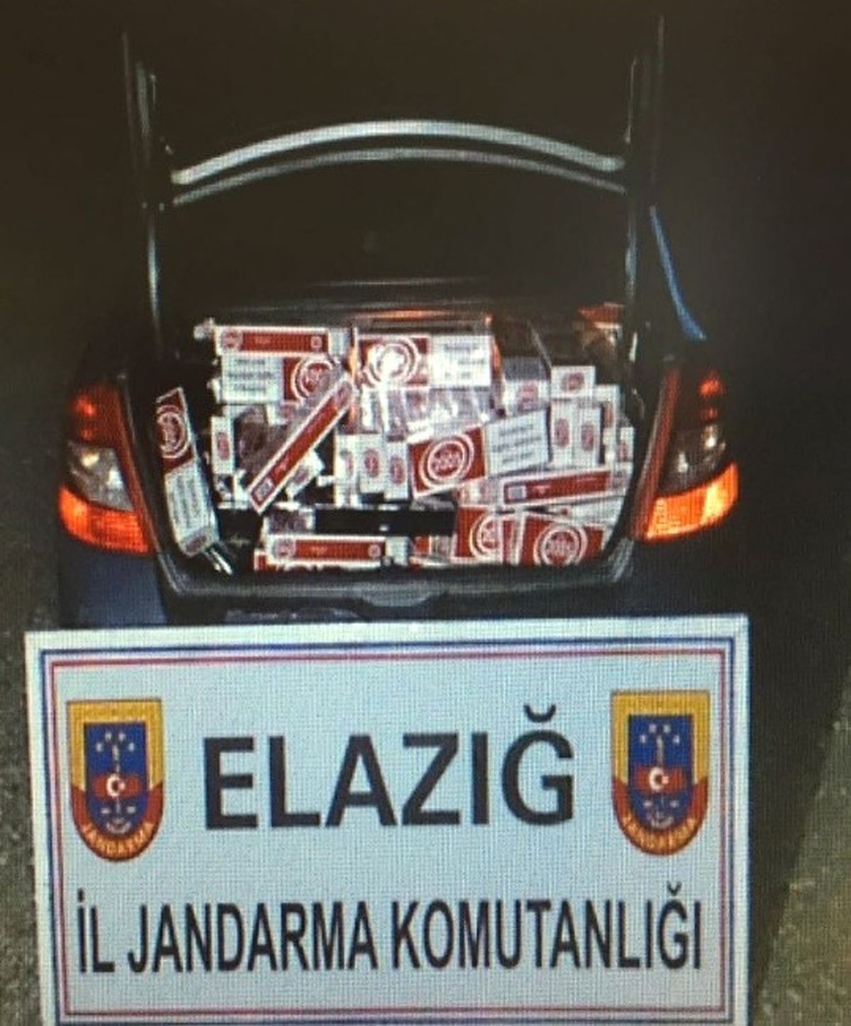 Jandarma 13 Kilo Esrar ile 12 Bin Paket Kaçak Sigara Ele Geçirdi