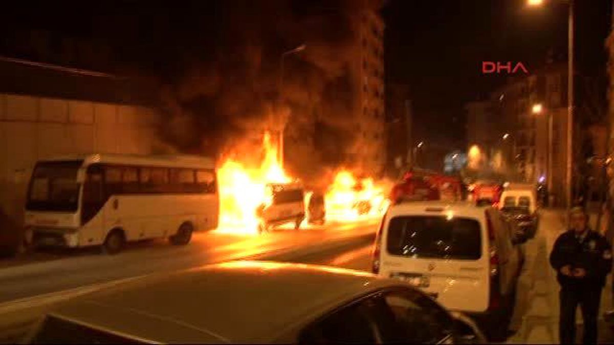 Kağıthane\'de 5 Araç Kundaklandı