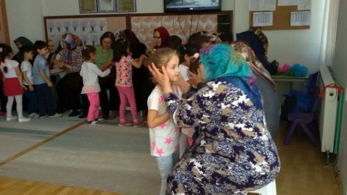 Minik Öğrenciler Ninelerini Ağırladı