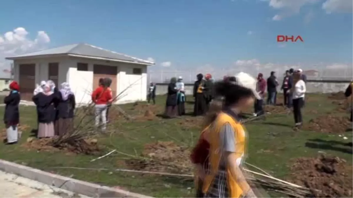 Muş Güle Oynaya 1200 Fidanı Toprakla Buluşturdular