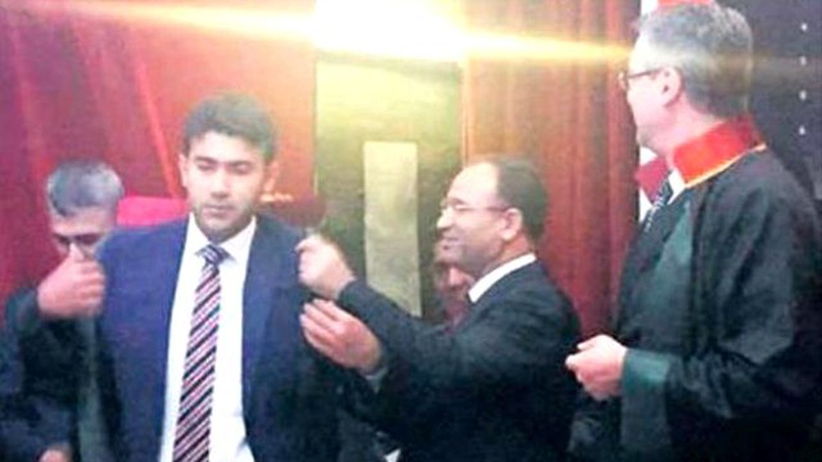 Oğlu Avukat Cüppesini Giydi