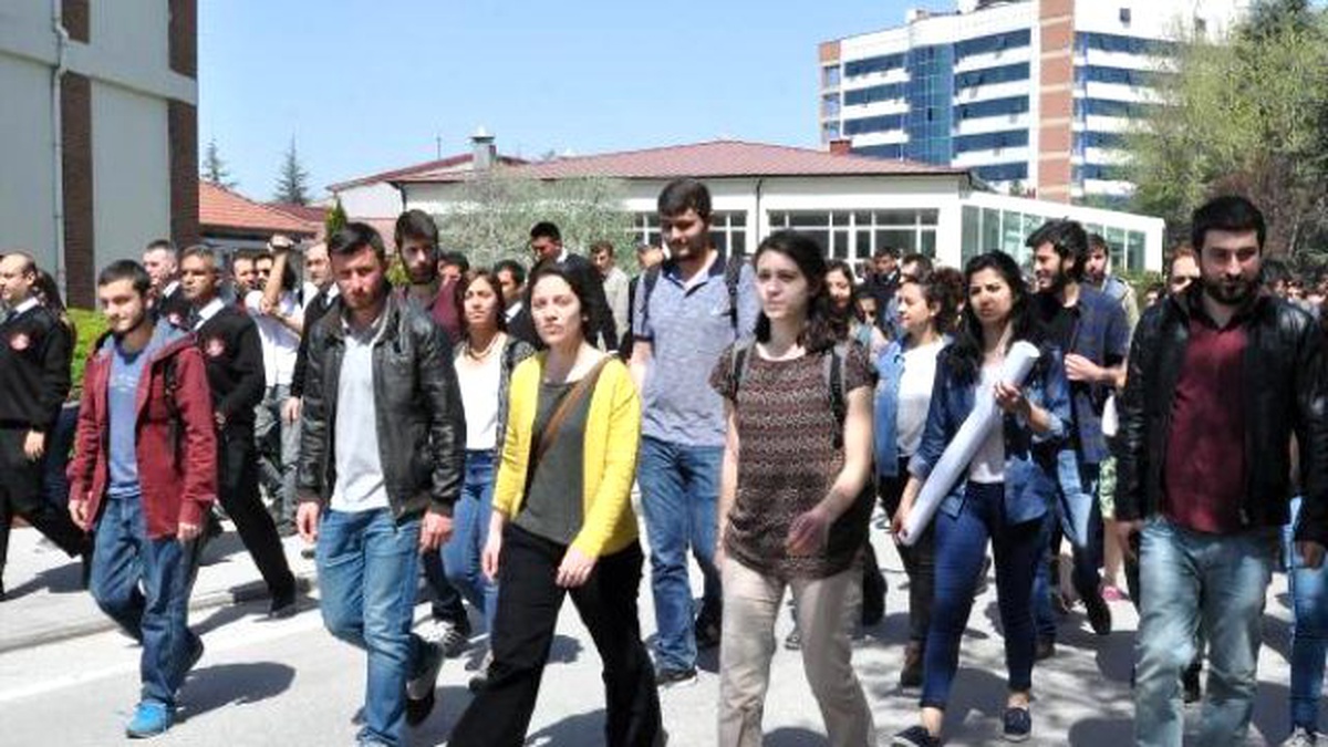 Öğrenciler \'Slogan Atmadan Yürüyoruz\' Sloganlarıyla Rektörlüğe Yürüdü