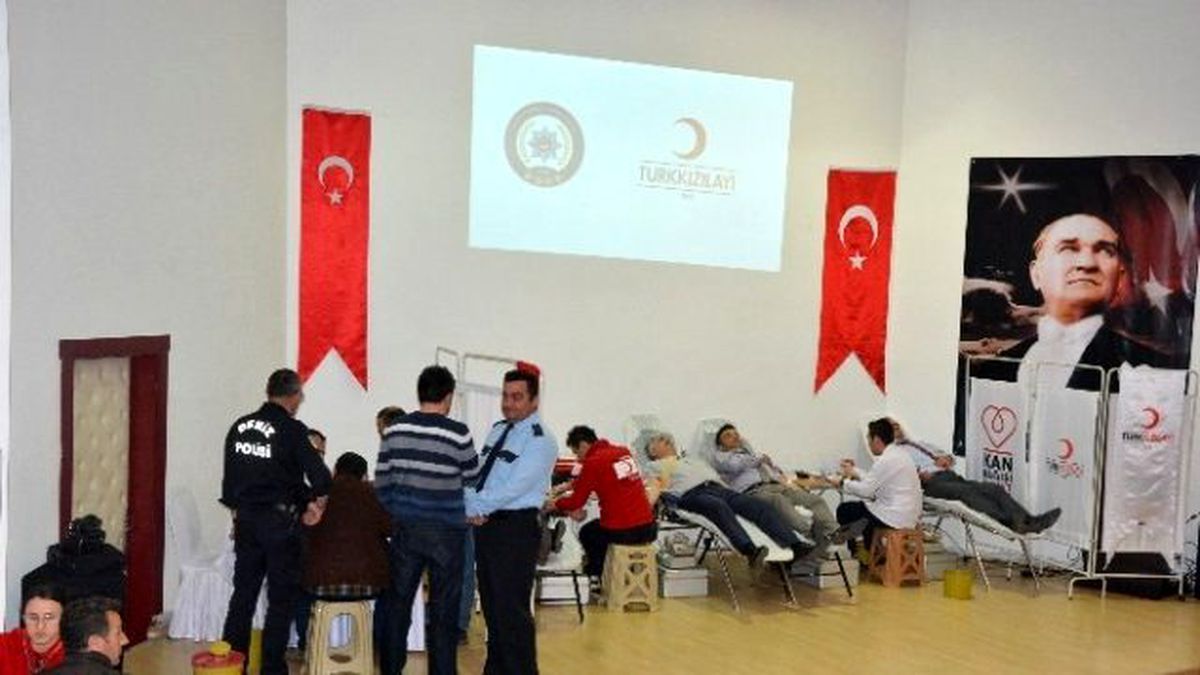 Polisten Kızılay\'a Kan