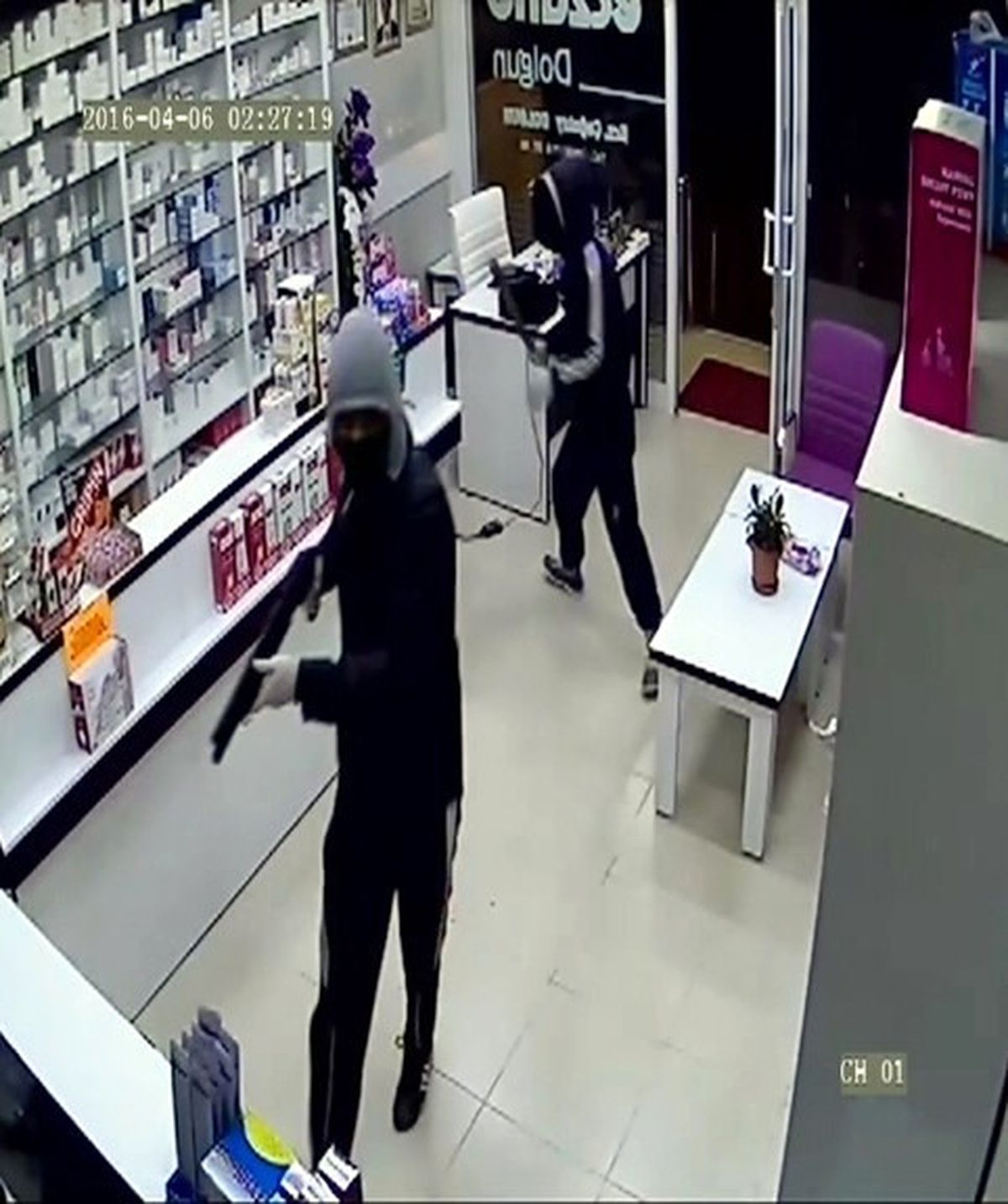 Pompalı Tüfekle Eczane Soygunu Kamerada