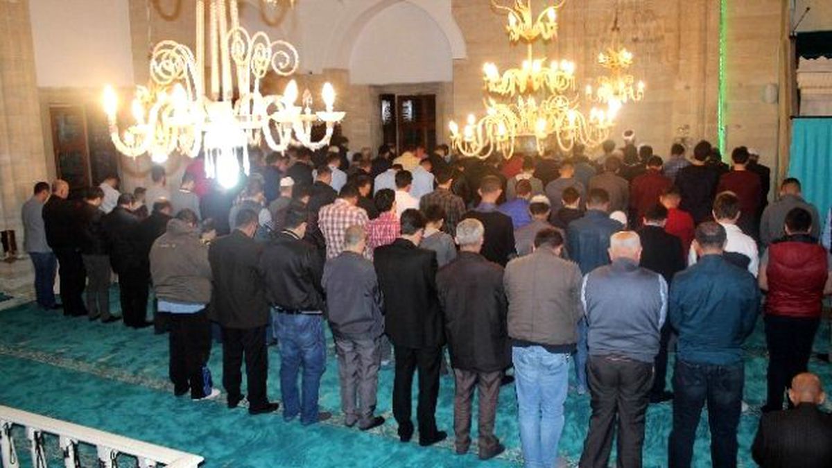 Rüstempaşa Camii\'nde Regaip Kandili Coşkusu