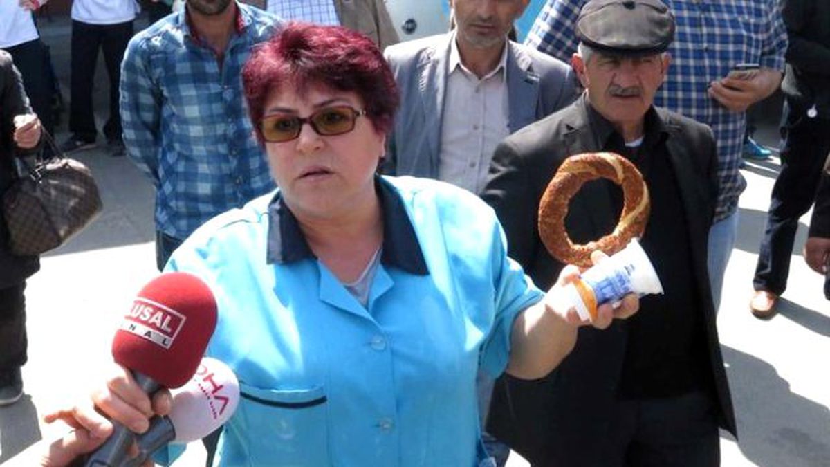 Sağlık Çalışanlarından Simit ve Ayran ile Protesto