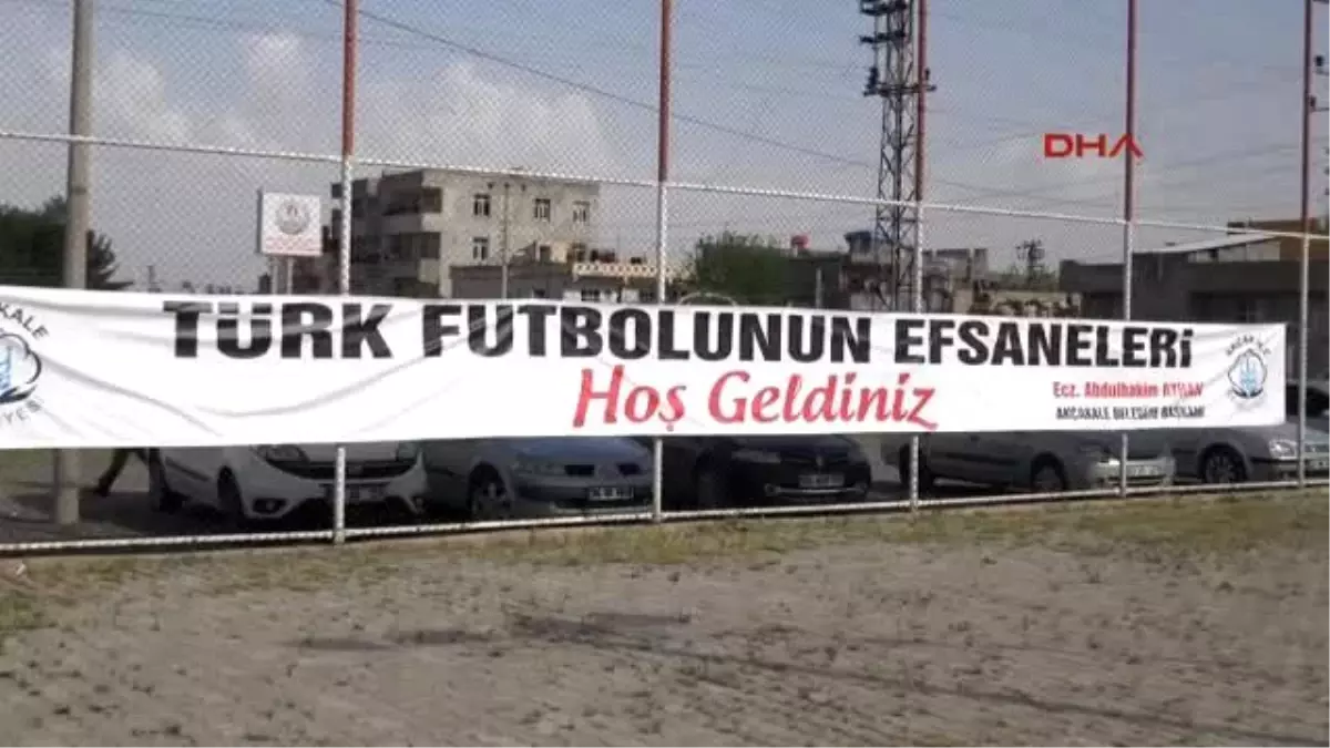 Şanlıurfa Eski Futbolcular Suriye Sınırındaki Akçakale\'de Gösteri Maçı Yaptı