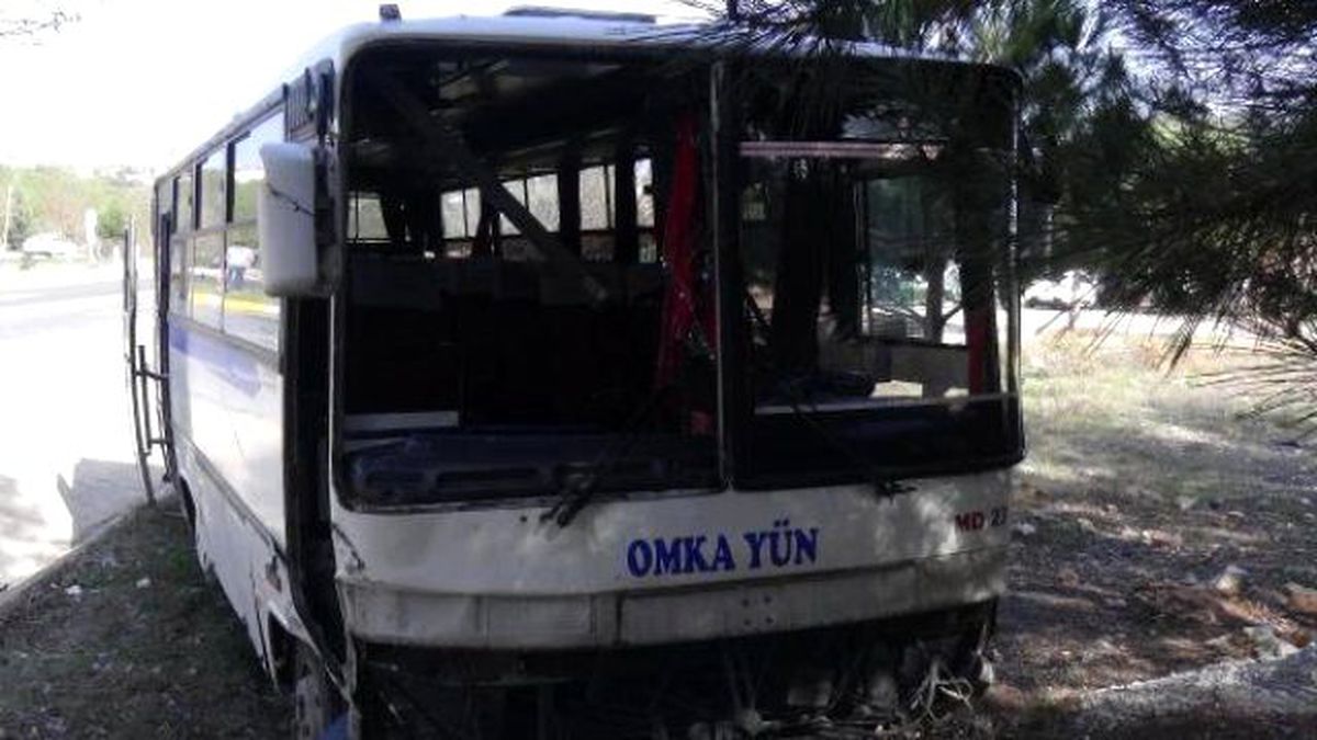 Servis Midibüsü Öndeki Otomobille Çaptı: 3 Yaralı