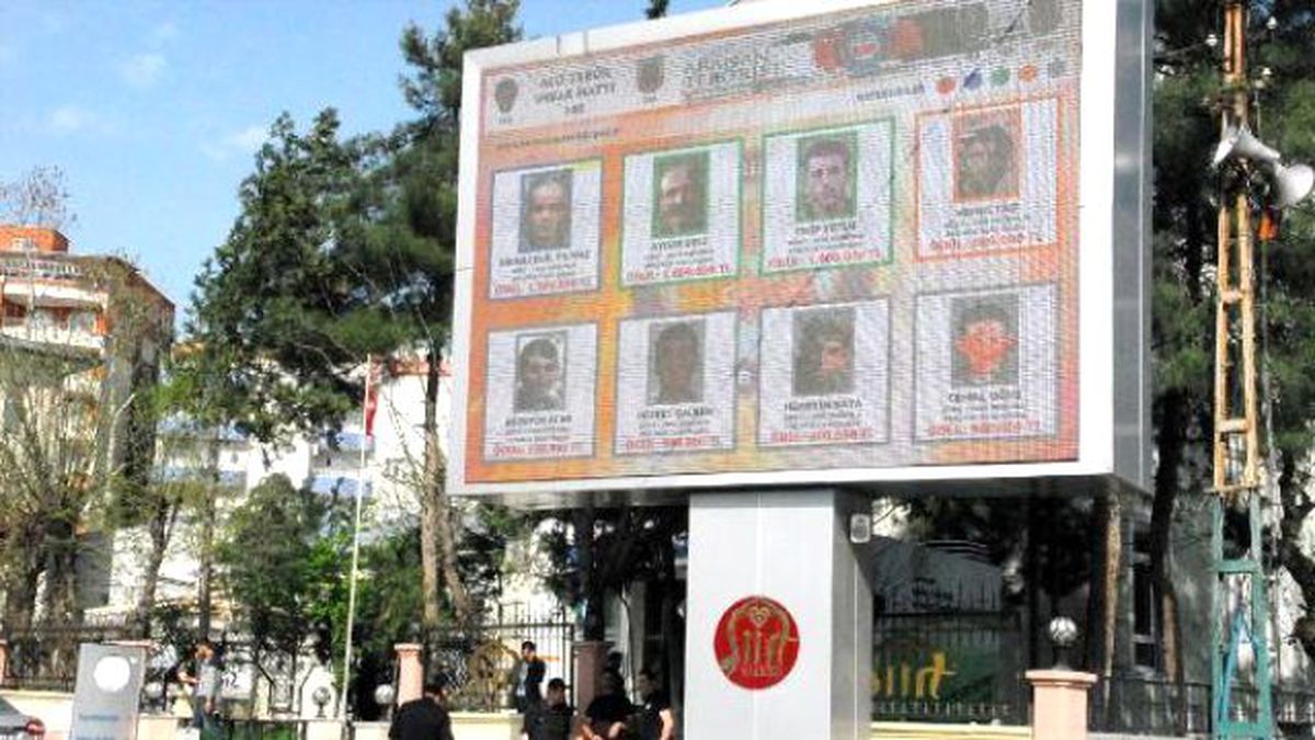 Siirt\'te Aranan Teröristler Billboardlarda